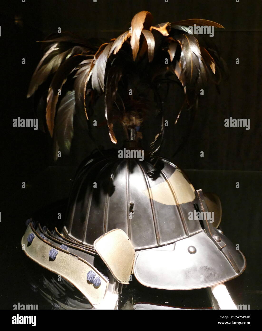 Schwarz lackierte Kabuto (Helm) aus Eisen gefertigt; von einem japanischen Samurai Warrior verwendet. Mitte Edo Periode. Der Edo periode (Tokugawa Periode) zwischen 1603 und 1868 in der Geschichte Japans, wenn der japanischen Gesellschaft war unter der Herrschaft der Tokugawa Shogunat Stockfoto