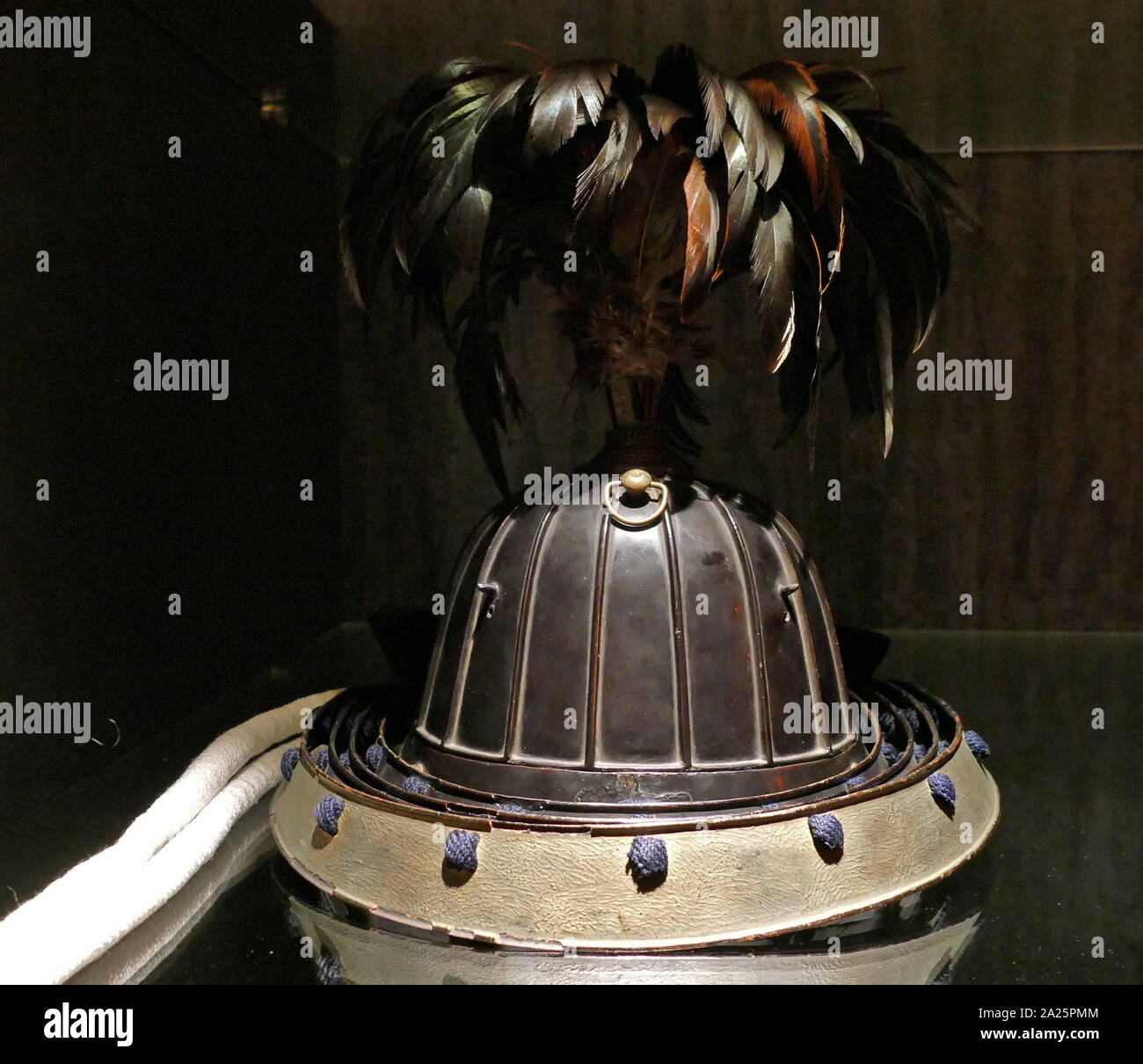 Schwarz lackierte Kabuto (Helm) aus Eisen gefertigt; von einem japanischen Samurai Warrior verwendet. Mitte Edo Periode. Der Edo periode (Tokugawa Periode) zwischen 1603 und 1868 in der Geschichte Japans, wenn der japanischen Gesellschaft war unter der Herrschaft der Tokugawa Shogunat Stockfoto