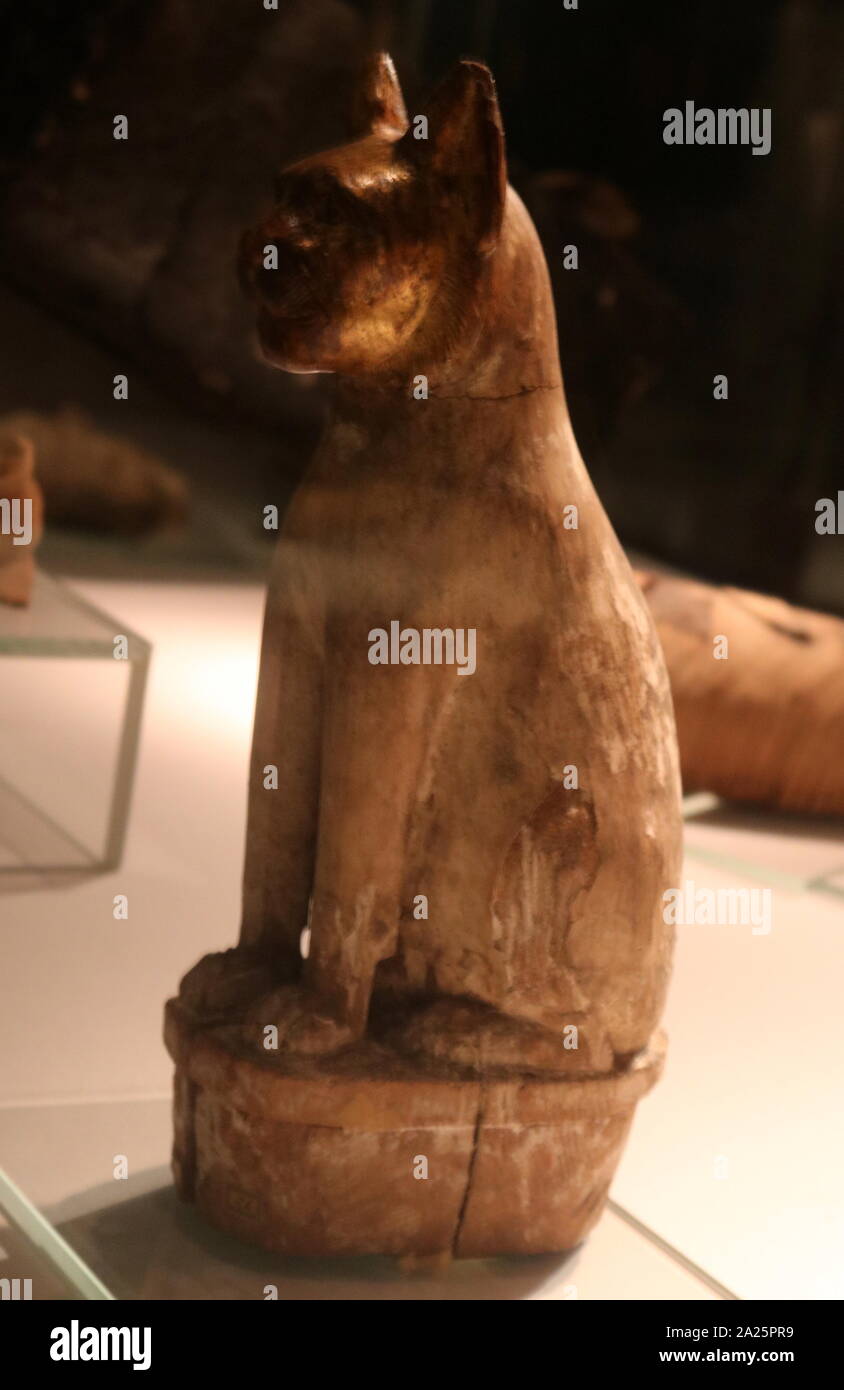 Vergoldete hölzerne Statue der Göttin Bastet Katze von Gurna in Ägypten. Ende der Zeit ca. 400 v. Chr. Stockfoto