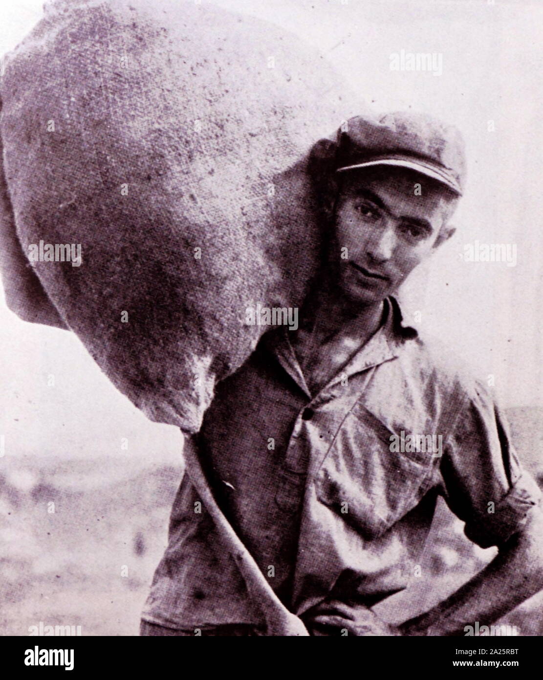 Pionier der Siedler in ein Hashofet (Frühjahr des Richters, einem Kibbuz im Norden Israels. In den Menashe Höhen Region liegt rund 30 km von der Stadt Haifa. Ein HaShofet wurde durch zwei Gruppen von Hashomer Hatzair Absolventen aus Polen und Highland Mills, New York, etabliert. Sie ersten beigelegt Der Hügel von Jo'ara 1937 und später im Kibbuz 'Aktuelle Lage im Jahre 1938 nieder. Stockfoto