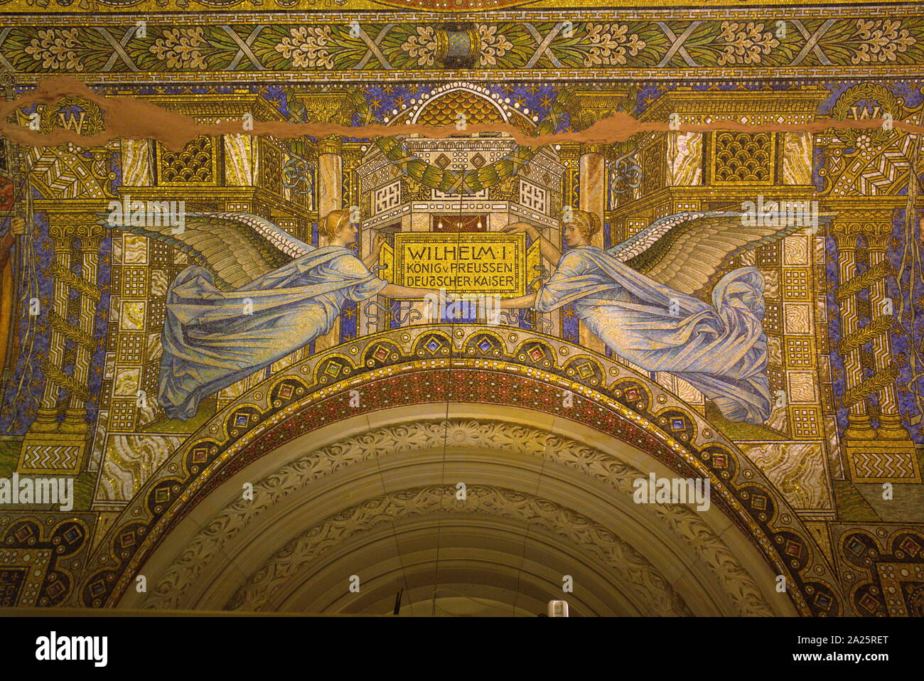 Mosaik in der Kaiser-Wilhelm-Gedächtniskirche (gedächtniskirche) in Berlin. Die ursprüngliche Kirche auf der Seite wurde in den 1890er Jahren gebaut. Es war bei einem Bombenangriff 1943 zerstört. Das heutige Gebäude, das aus einer Kirche mit einem angeschlossenen Foyer und einem separaten Glockenturm mit angeschlossener Kapelle, wurde zwischen 1959 und 1963 gebaut. Der beschädigte Turm der alten Kirche wurde beibehalten und das Erdgeschoss hat sich zu einem Memorial Hall. Stockfoto