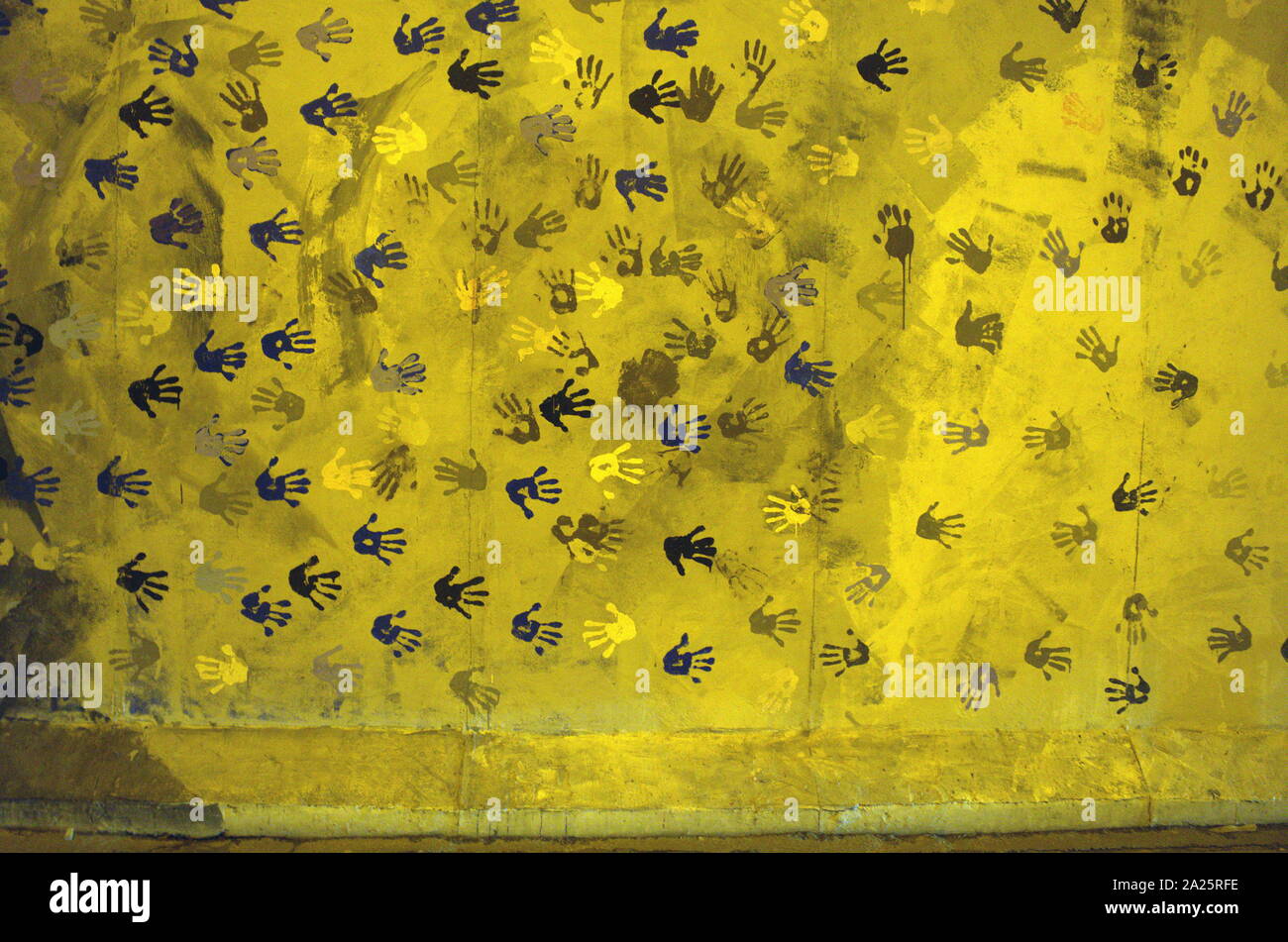 Graffiti-kunst an der Berliner Mauer, Berlin von 1961 bis 1989 unterteilt. Gebaut von der Deutschen Demokratischen Republik (DDR, Ost), beginnend am 13. August 1961, die Mauer abgeschnitten West Berlin von umgebenden Ostdeutschland einschließlich Berlin, bis DDR-Beamten bestellt wird im November 1989 eröffnet. Abriss begann offiziell am 13. Juni 1990 Stockfoto