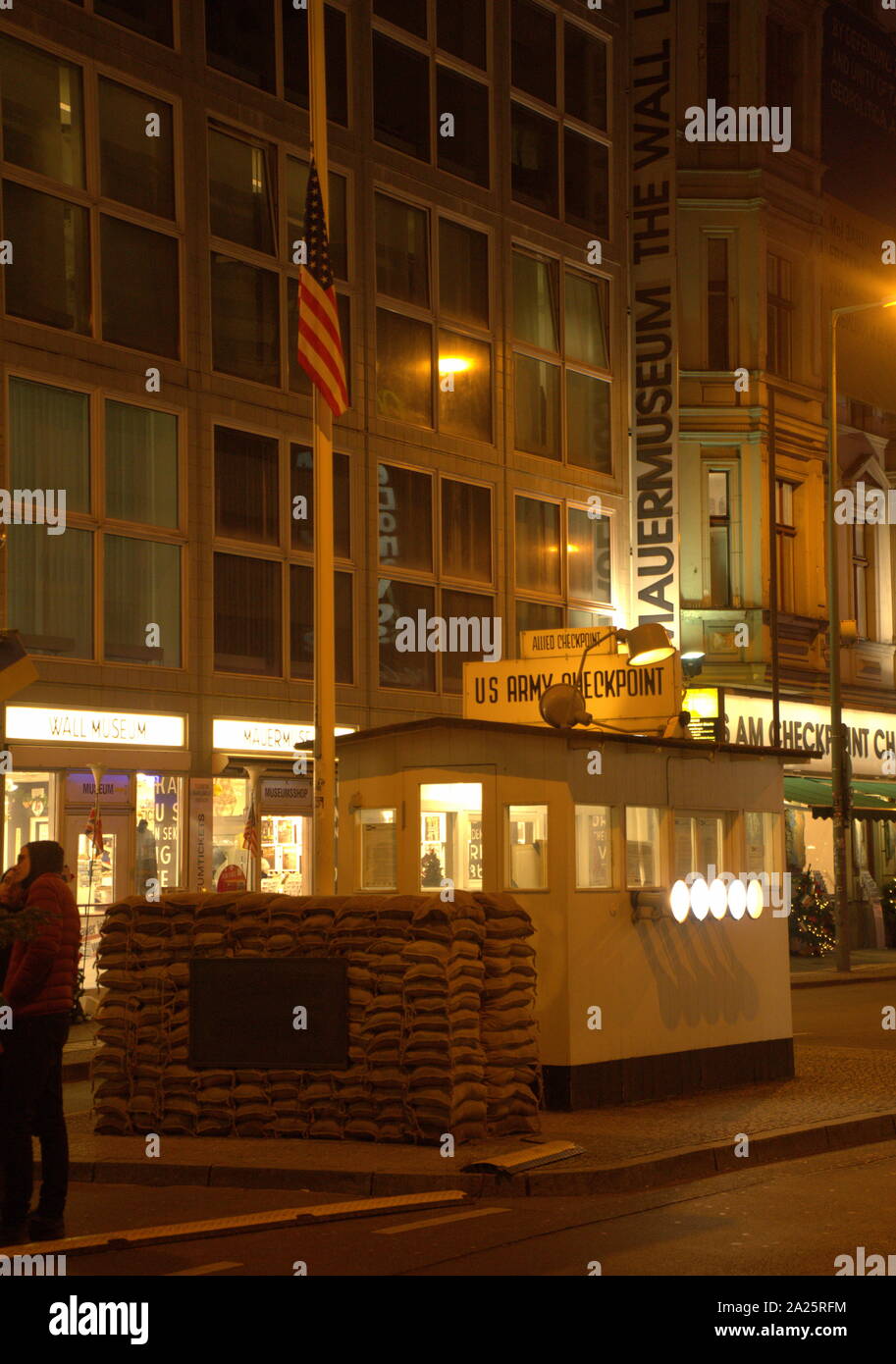 Checkpoint Charlie ("Checkpoint C") war der Name, der von den westlichen Alliierten zu den bekanntesten Berliner Mauer Berliner Grenzübergang zwischen Ost und West Berlin während des kalten Krieges (1947-1991). Stockfoto