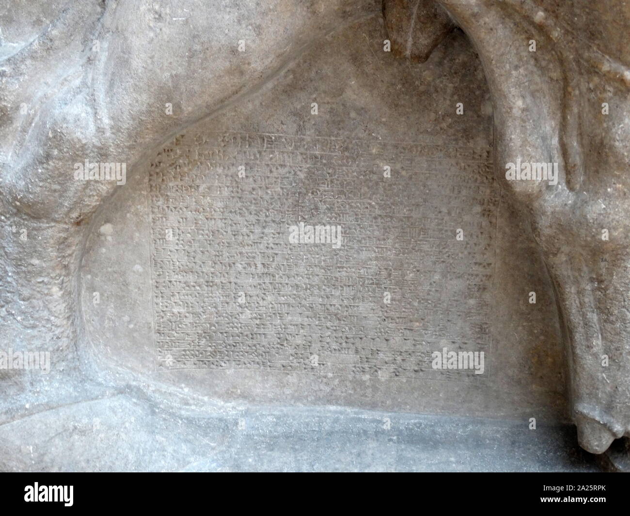 Keilschrift auf einem menschlichen Kopf geflügelten Stier aus dem Palast Sargons II. in Dur-Sharrukin, moderne Khorsabad. In der Kunst, Lamassu wurden mit den Körpern der beiden geflügelten Stiere oder Löwen und Leiter der menschliche Männer dargestellt. Dur-Sharrukin (Festung von Sargon?), heutigen Khorsabad, war der assyrischen Hauptstadt in der Zeit von Sargon II. von Assyrien. Khorsabad ist ein Dorf im Norden des Irak, nordöstlich von Mossul. Die große Stadt war ganz in der Dekade vor 706 v. Chr. erbaut Stockfoto