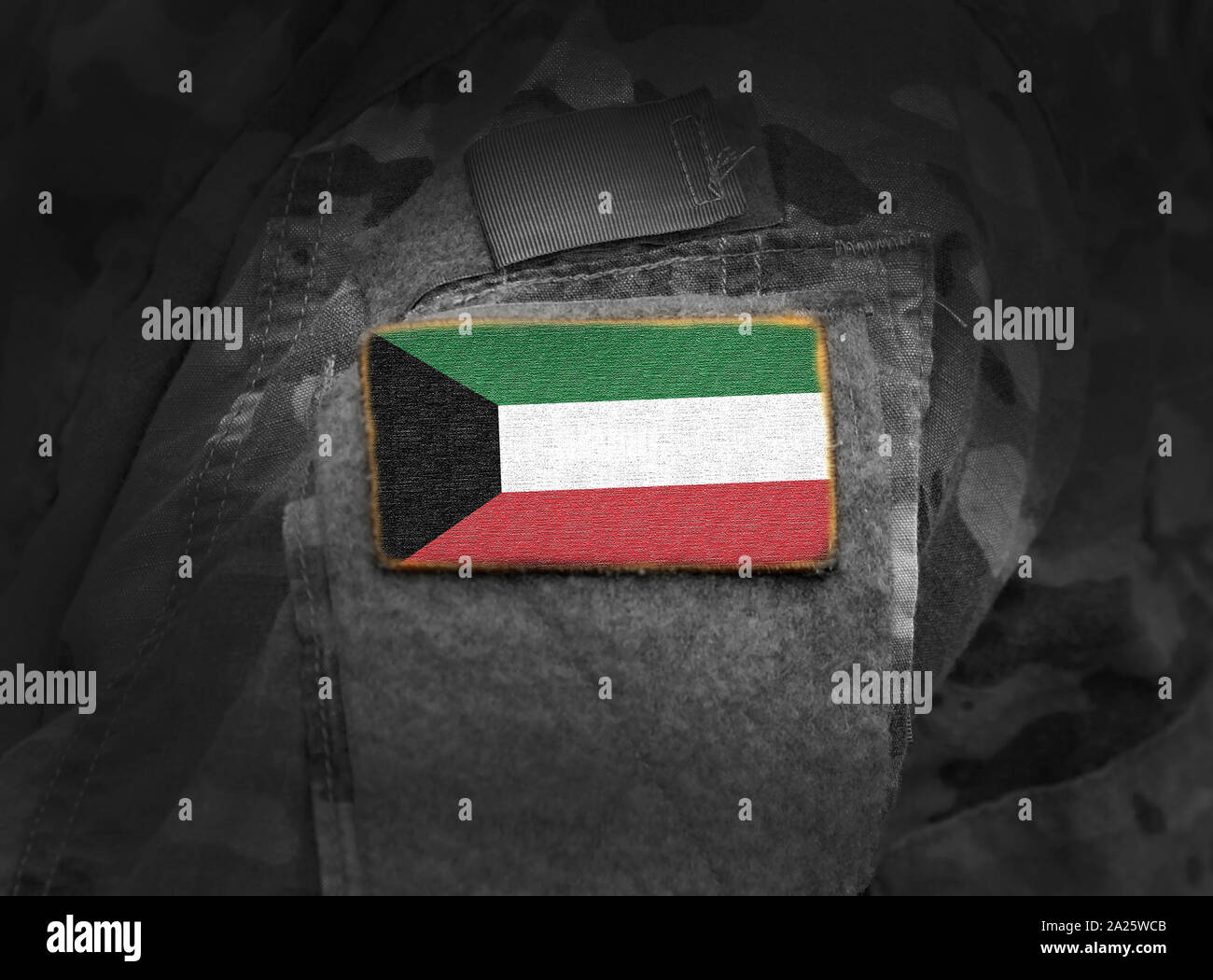 Flagge Kuwait auf militärischen Uniform (Collage). Stockfoto