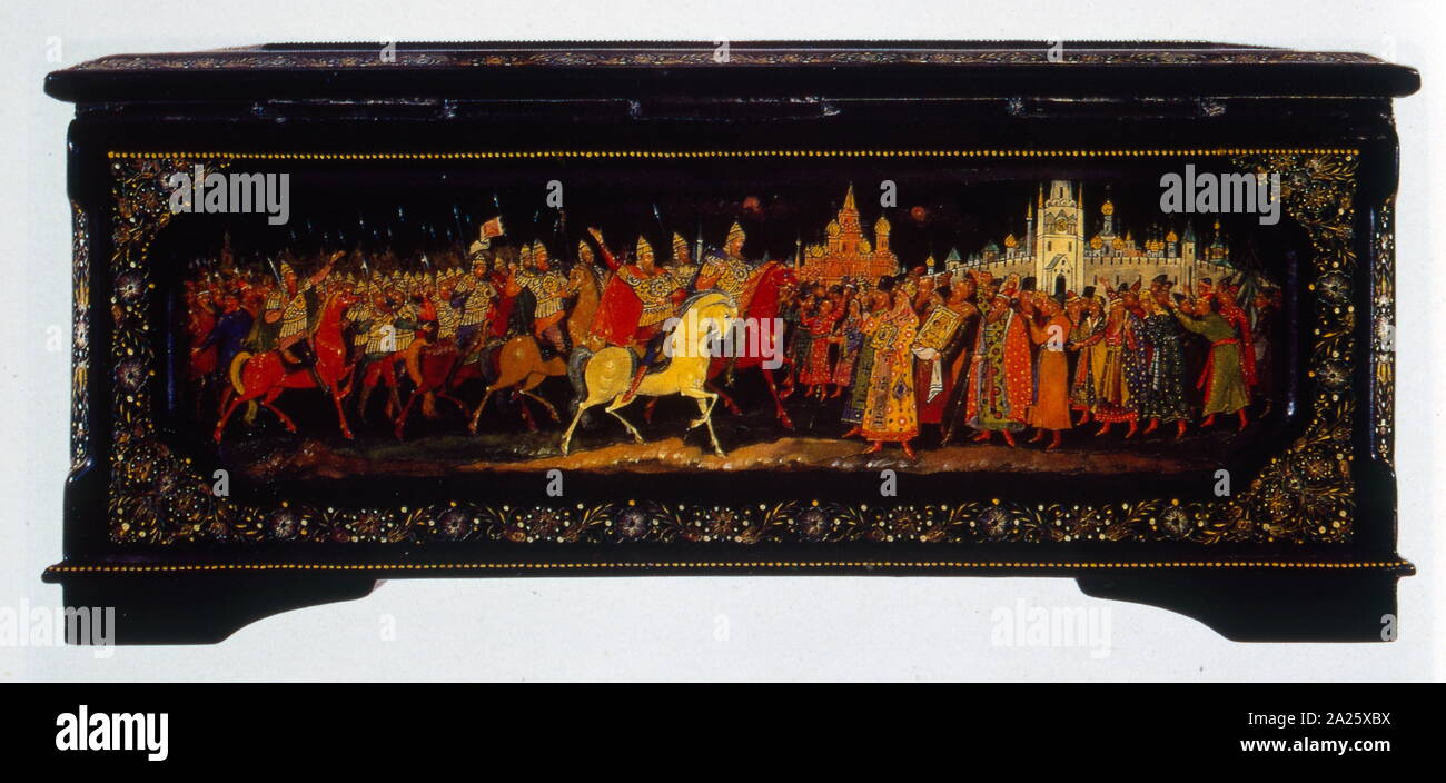 Eine russische "palekh" lackiert, circa 1920. zeigt eine Szene aus der mittelalterlichen Geschichte Russlands. Russische Lackkunst von der Kunst der Ikonenmalerei, die an einem Ende mit dem Zusammenbruch der kaiserlichen Russland kam entwickelt. das Handwerk der Herstellung von pappmaché dekorative Schachteln und Panels entwickelt. Stockfoto