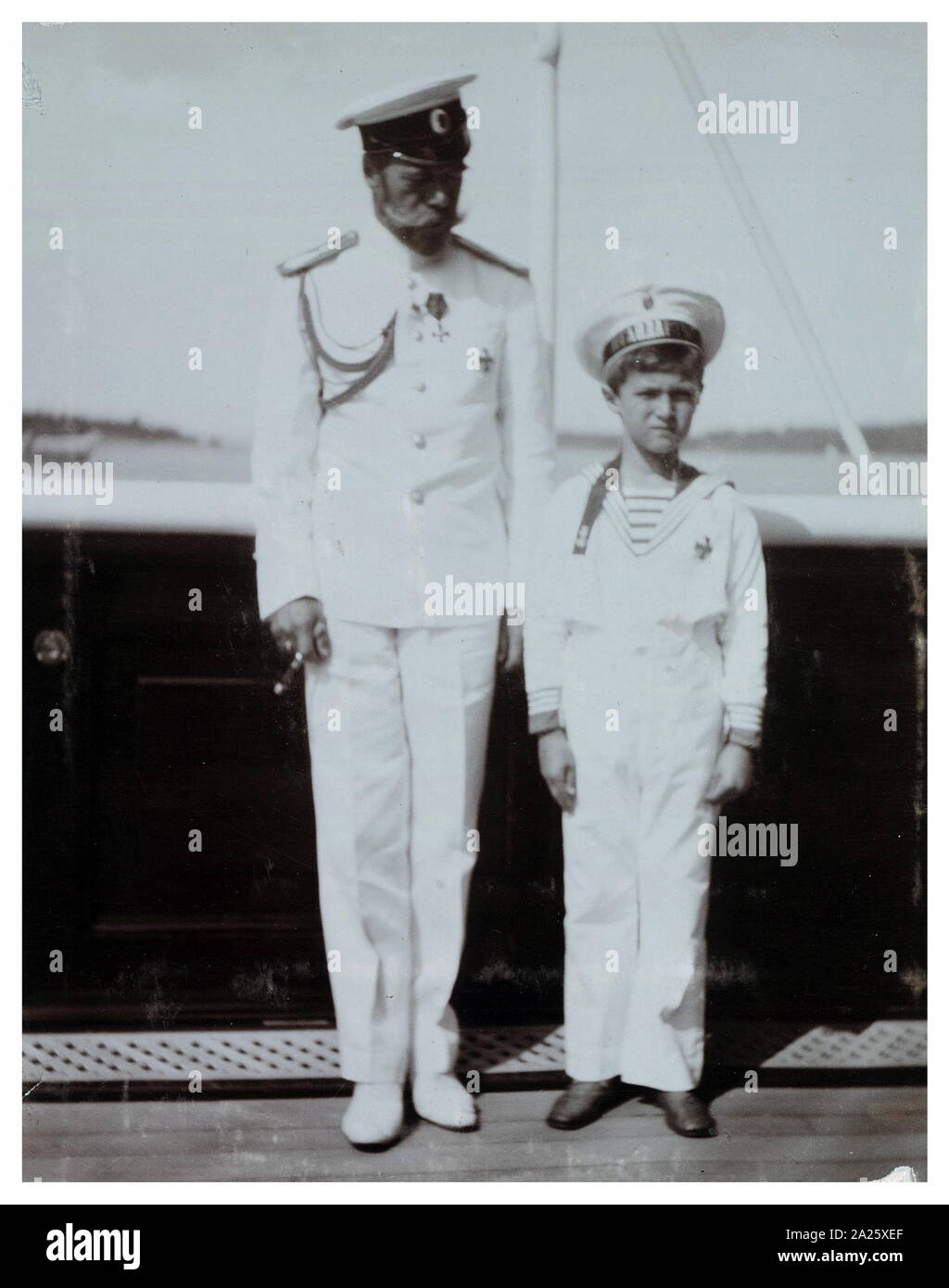 Zar Nikolaus II. von Russland mit seinem Sohn, Alexej die Tsarevich. Alexej Nikolaevich (1904 - 17. Juli 1918) Die Tsarevich des Russischen Reiches. Er war das jüngste Kind und einzige Sohn von Kaiser Nikolaus II. und Zarin Alexandra Feodorowna. Er war mit Hämophilie geboren; das Vertrauen seiner Mutter auf den Wunderheiler Grigori Rasputin zur Behandlung der Krankheit geholfen, über das Ende der Romanov-dynastie bringen. Stockfoto