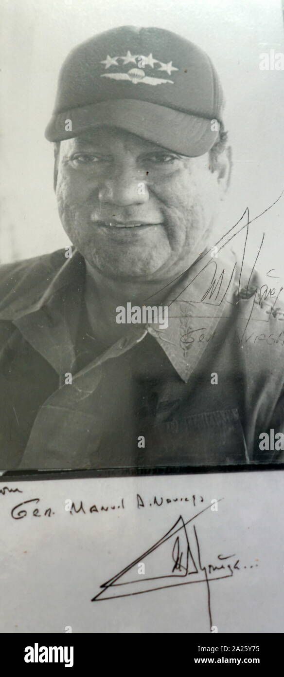 Ein signiertes Foto von General Manuel Noriega. Manuel Antonio Noriega Moreno (1934-2017) war ein panamaischer Politiker und Offizier, der de-facto-Herrscher von Panama in den 80er Jahren. Stockfoto