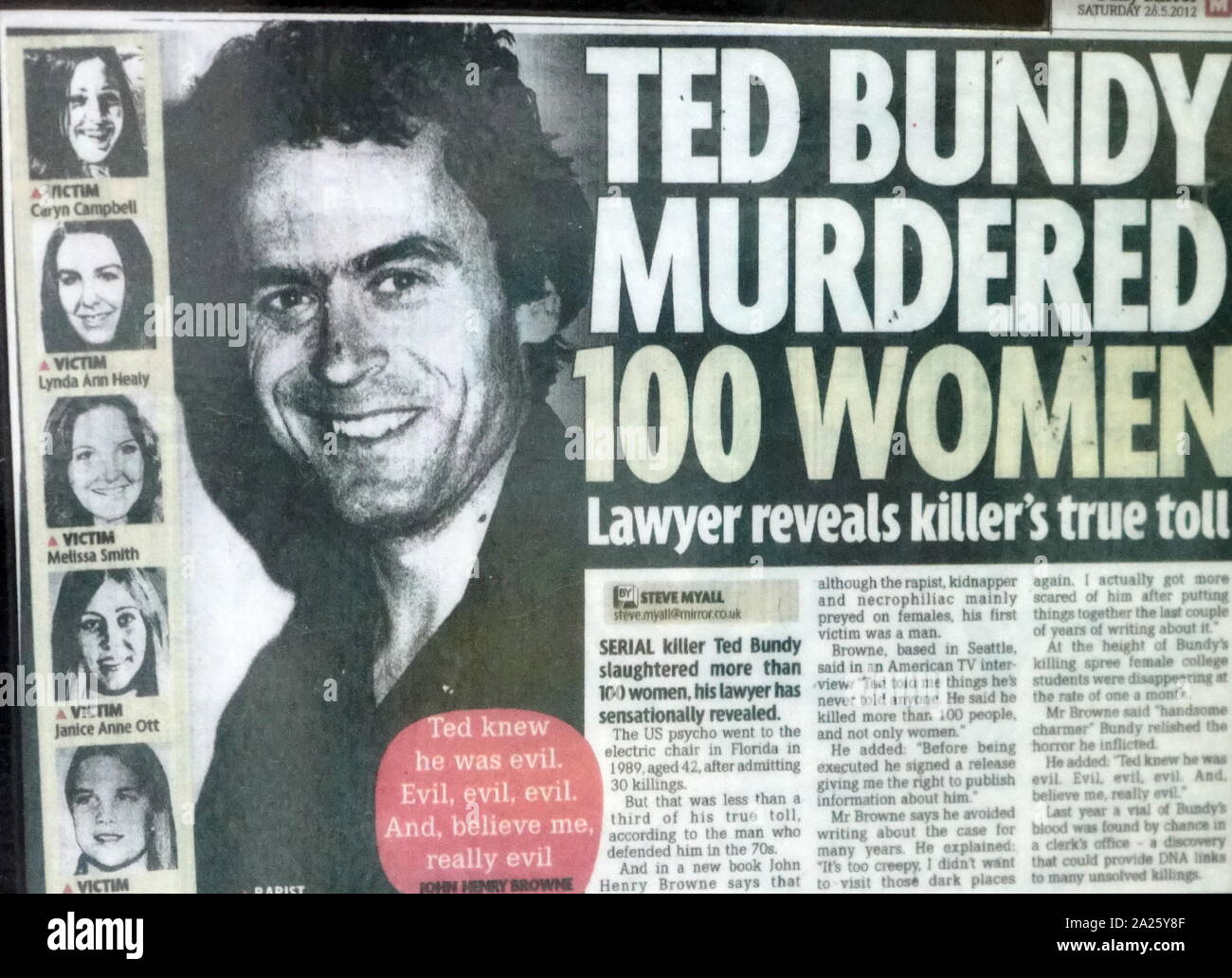 Zeitung Schlagzeile Berichterstattung über die Opfer von Ted Bundy. Theodore Robert Bundy (1946-1989) ein US-amerikanischer Serienmörder, der Entführer, Vergewaltiger, Einbrecher, und nekrophil. Stockfoto