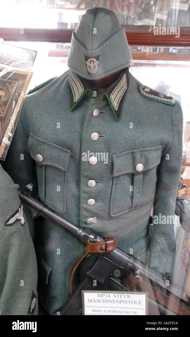 Ein graues SS-Uniform. Die SS war eine paramilitärische Organisation unter Adolf Hitler und die NSDAP. Stockfoto