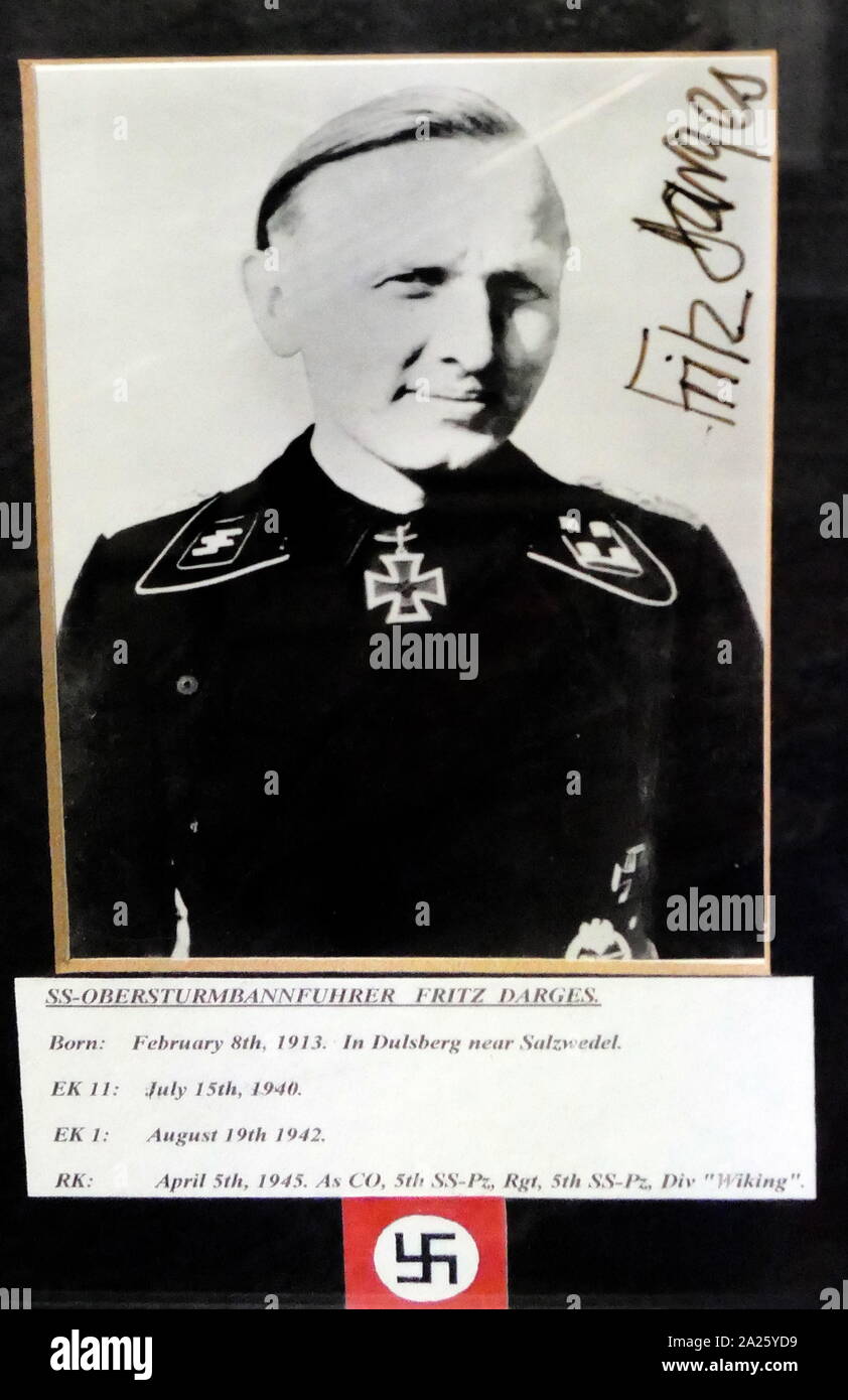 Foto von Fritz Darges unterzeichnet. Fritz Darges (1913-2009) eine Obersturmbannfuhrer in der Waffen-SS während des Zweiten Weltkriegs, die das Ritterkreuz des Eisernen Kreuzes ausgezeichnet wurde. Stockfoto