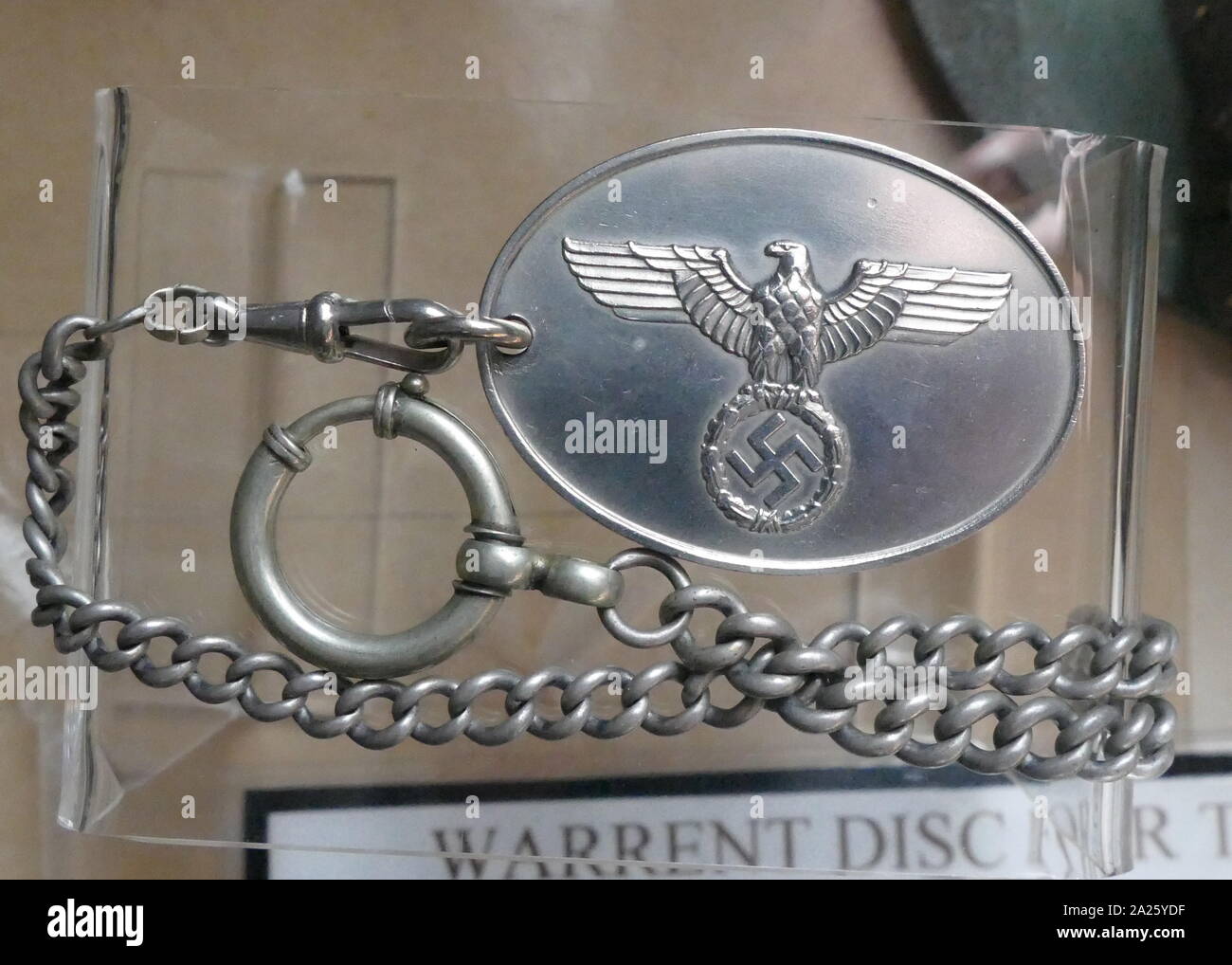 Haftbefehl Disc durch Beamte der Kriminalpolizei während des Zweiten Weltkriegs durchgeführt Stockfoto