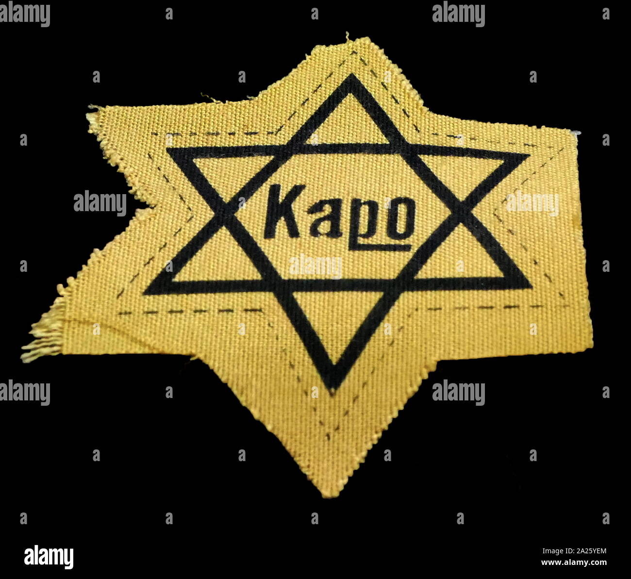 Ein Gelber Stern von kapo in Konzentrationslagern getragen. Ein kapo oder gefangener Funktionär war ein Gefangener von SS-Wachen Zwangsarbeit zu überwachen oder administrative Aufgaben zugewiesen. Stockfoto