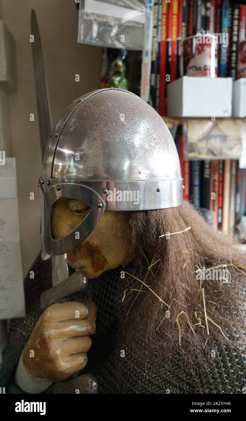 Modell tragen ein Wikinger Krieger Kettenhemd und Helm, mit einem Schwert in der Hand. Stockfoto