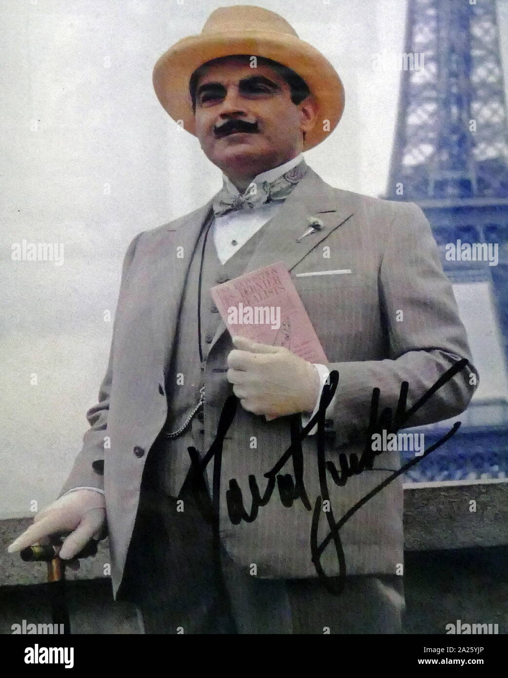 Ein signiertes Bild von David Suchet als Hercule Poirot. David Suchet (*1946) ein englischer Schauspieler. Stockfoto