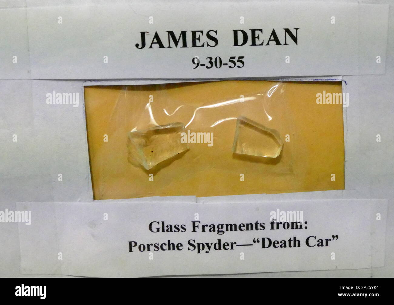 Glassplitter von James Dean's Porsche Spyder. James Dean (1931-1955) ein US-amerikanischer Schauspieler starb als Ergebnis seiner Absturz an der Kreuzung der California State Route 46 und Route 41. Stockfoto