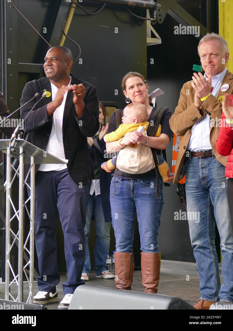 Pro-Referendum MP aus verschiedenen Parteien auf die 'Abstimmung' März in Parliament Square, London. Abstimmung der März fand in London statt am 23. März 2019 im Rahmen einer Serie von Demonstrationen gegen Brexit, Aufruf für ein neues Referendum zu protestieren, und die britische Regierung fragen, Artikel 50 zu widerrufen. Es brachte in die Hauptstadt Hunderte von Tausenden von Demonstranten, oder über eine Million Menschen nach Angaben der Veranstalter. Nach rechts: David Lammy, Jo Swinson, Phillip Lee Links Stockfoto
