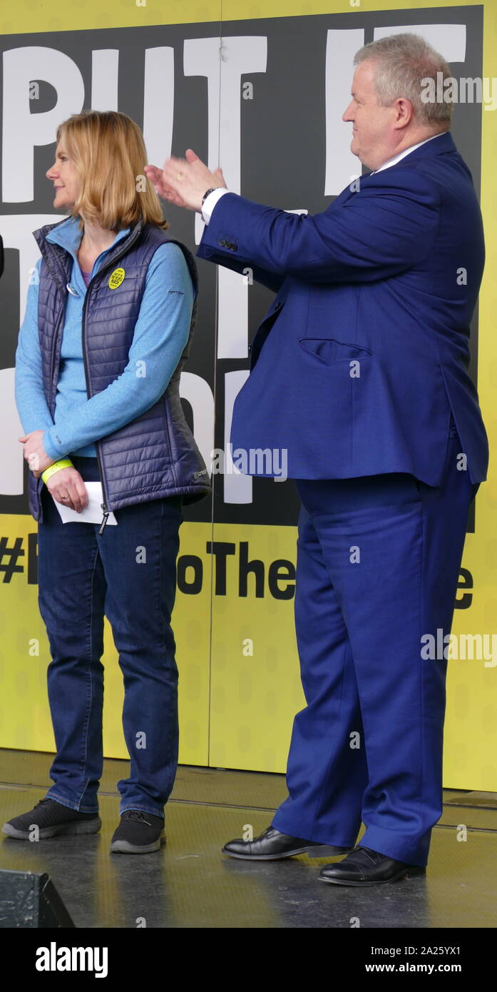 Pro-Referendum MP aus verschiedenen Parteien auf die 'Abstimmung' März in Parliament Square, London. Abstimmung der März fand in London statt am 23. März 2019 im Rahmen einer Serie von Demonstrationen gegen Brexit, Aufruf für ein neues Referendum zu protestieren, und die britische Regierung fragen, Artikel 50 zu widerrufen. Es brachte in die Hauptstadt Hunderte von Tausenden von Demonstranten, oder über eine Million Menschen nach Angaben der Veranstalter. Nach rechts: Justine Greening, Ian Blackford Links Stockfoto