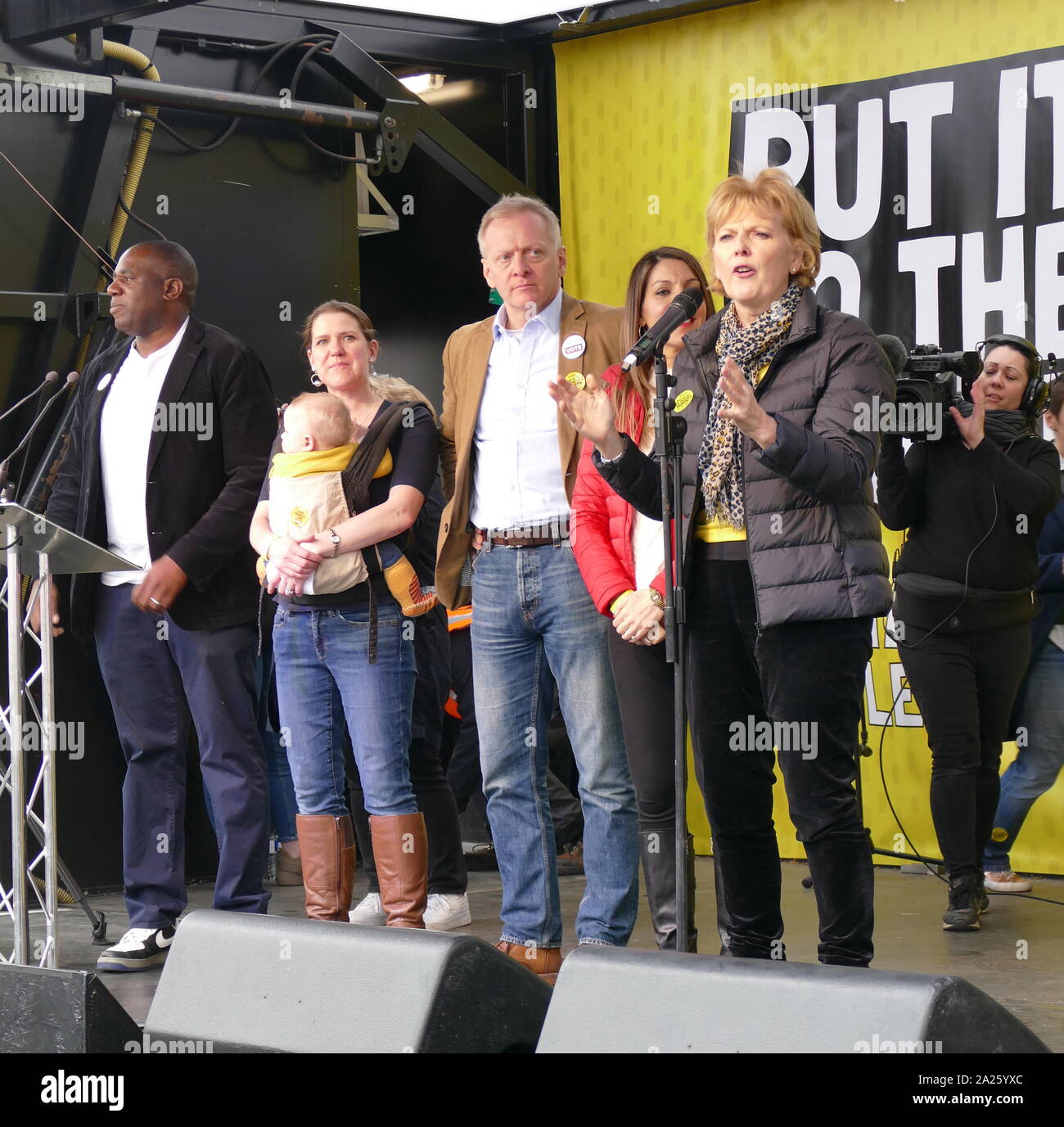 Pro-Referendum MP aus verschiedenen Parteien auf die 'Abstimmung' März in Parliament Square, London. Abstimmung der März fand in London statt am 23. März 2019 im Rahmen einer Serie von Demonstrationen gegen Brexit, Aufruf für ein neues Referendum zu protestieren, und die britische Regierung fragen, Artikel 50 zu widerrufen. Es brachte in die Hauptstadt Hunderte von Tausenden von Demonstranten, oder über eine Million Menschen nach Angaben der Veranstalter. Nach rechts: David Lammy, Jo Swinson, Phillip Lee, Celina CEL Allin-Khan; Anna Soubry Links Stockfoto