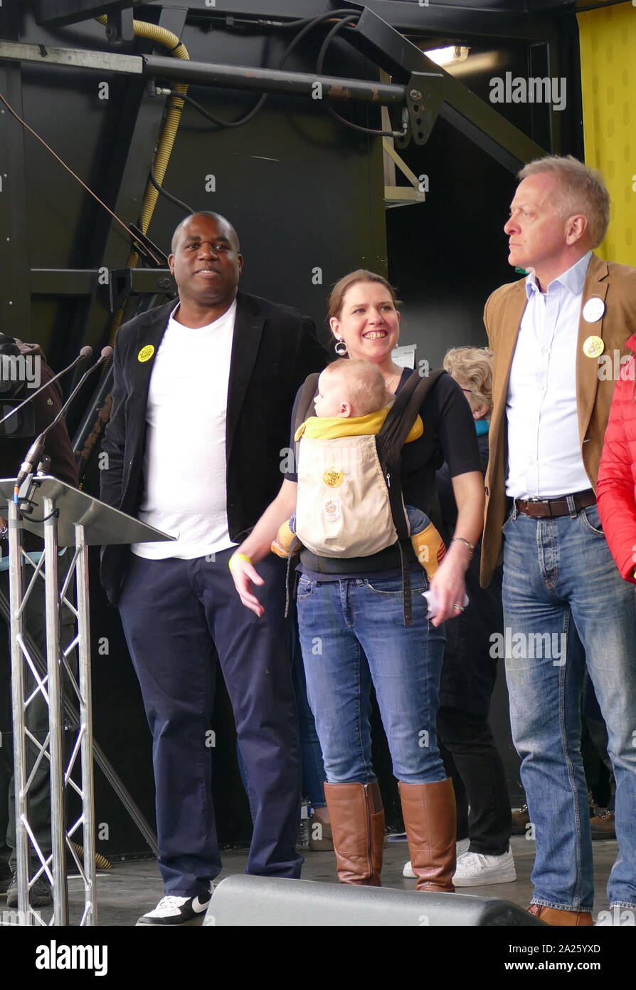 Pro-Referendum MP aus verschiedenen Parteien auf die 'Abstimmung' März in Parliament Square, London. Abstimmung der März fand in London statt am 23. März 2019 im Rahmen einer Serie von Demonstrationen gegen Brexit, Aufruf für ein neues Referendum zu protestieren, und die britische Regierung fragen, Artikel 50 zu widerrufen. Es brachte in die Hauptstadt Hunderte von Tausenden von Demonstranten, oder über eine Million Menschen nach Angaben der Veranstalter. Nach rechts: David Lammy, Jo Swinson, Phillip Lee Links Stockfoto