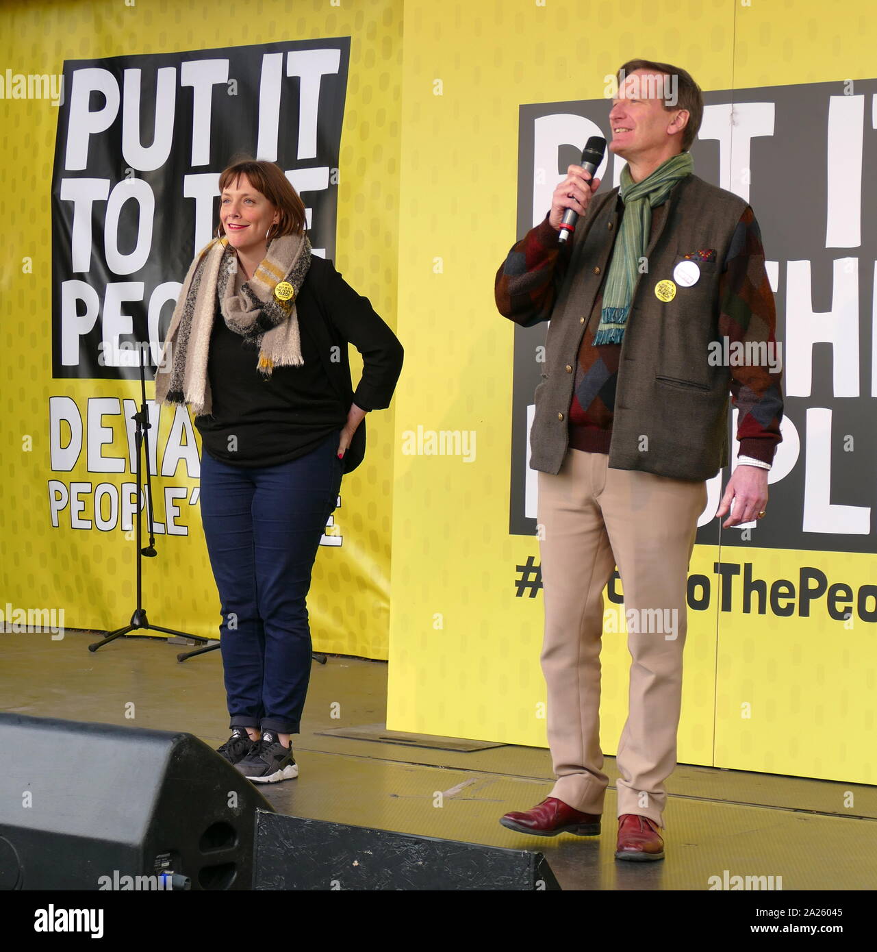 Jess Phillips, Arbeit Mitglied des Parlaments (MP) für Birmingham Yardley, Uhren als Dominic Grieve, britische Konservative Politiker, Adressen der 'Abstimmung' März in Parliament Square, London. Abstimmung der März fand in London statt am 23. März 2019 im Rahmen einer Serie von Demonstrationen gegen Brexit, Aufruf für ein neues Referendum zu protestieren, und die britische Regierung fragen, Artikel 50 zu widerrufen. Es brachte in die Hauptstadt Hunderte von Tausenden von Demonstranten, oder über eine Million Menschen nach Angaben der Veranstalter. Stockfoto