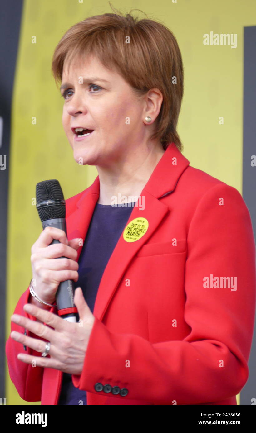 Nicola Ferguson Stör, Erster Minister Schottlands Adressen die 'Abstimmung' März in Parliament Square, London. Abstimmung der März fand in London statt am 23. März 2019 im Rahmen einer Serie von Demonstrationen gegen Brexit, Aufruf für ein neues Referendum zu protestieren, und die britische Regierung fragen, Artikel 50 zu widerrufen. Es brachte in die Hauptstadt Hunderte von Tausenden von Demonstranten, oder über eine Million Menschen nach Angaben der Veranstalter. Stockfoto