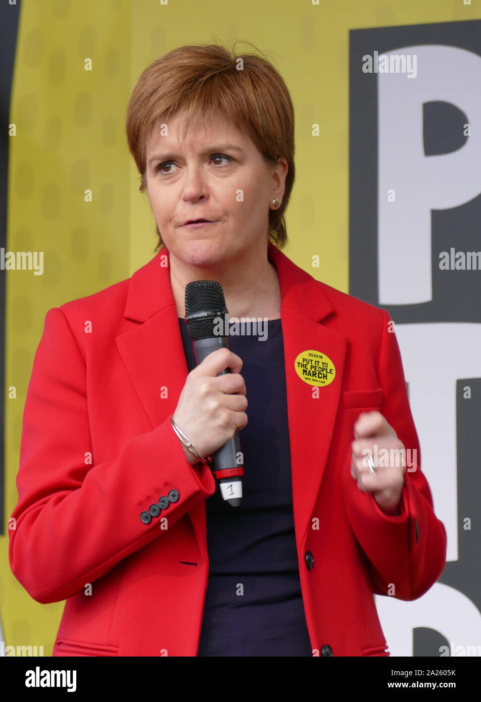 Nicola Ferguson Stör, Erster Minister Schottlands Adressen die 'Abstimmung' März in Parliament Square, London. Abstimmung der März fand in London statt am 23. März 2019 im Rahmen einer Serie von Demonstrationen gegen Brexit, Aufruf für ein neues Referendum zu protestieren, und die britische Regierung fragen, Artikel 50 zu widerrufen. Es brachte in die Hauptstadt Hunderte von Tausenden von Demonstranten, oder über eine Million Menschen nach Angaben der Veranstalter. Stockfoto