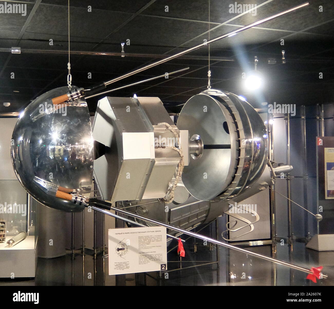 Sputnik 1 den ersten künstlichen Satelliten. Die Sowjetunion es in eine elliptische Low Earth Orbit am 4. Oktober 1957, in der Erdumlaufbahn für drei Wochen vor seiner Akkus starb, dann still für zwei weitere Monate vor fallen zurück in die Atmosphäre. Sputnik 1 wurde während des Internationalen Geophysikalischen Jahres von Standort Nr. 1/5, Kosmodrom Baikonur in Kasachstan gestartet, Stockfoto