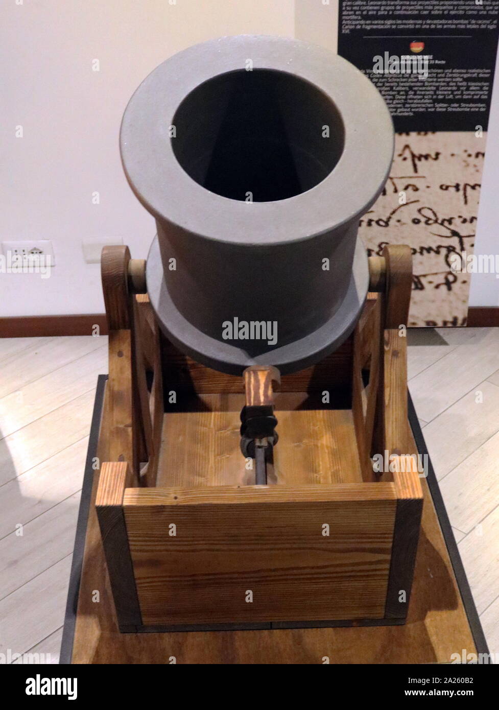 Leonardo da Vinci's Fragmentierung Bombe Mörtel oder Canon. Re-Bau aus einer Zeichnung im Codex Atlanticus, Folio 33r. Italienischen universalgelehrten Leonardo da Vinci (1452-1519) Stockfoto