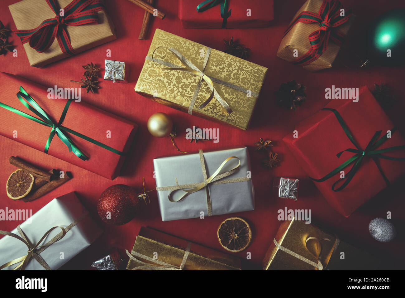 Weihnachtsartikel auf rotem Hintergrund. Flach Top View Stockfoto