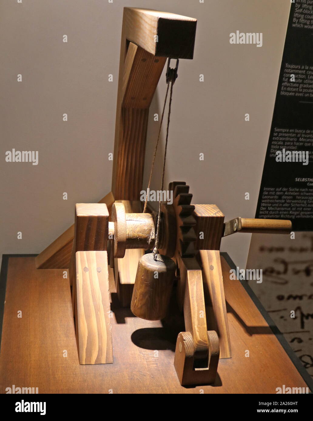 Wiederaufbau eines selbst-blockierenden Mechanismus, nach einer Zeichnung von Leonardo Da Vinci, Madrid Codex ICH, Folio 12r. In seinem Streben nach der Suche nach neuen Lösungen für konkrete Probleme, wie z. B. jene, die durch das Heben schwerer Gegenstände auf Baustellen, Leonardo entworfen, um diese einzigartige Self-blockierenden Mechanismus, die dann im großen Maßstab verwendet wurde, um sicherzustellen, dass die Aufhebung schrittweise und gefahrlos durchgeführt werden können. Durch den Einbau der Riemenscheibe mit einem Zahnrad, könnte es sich leicht mit einer Stange, die dann von rückwärts drehen verhindern blockiert werden. Leonardo da Vinci (1452-1519), italienischer Künstler und Universalgelehrten Stockfoto