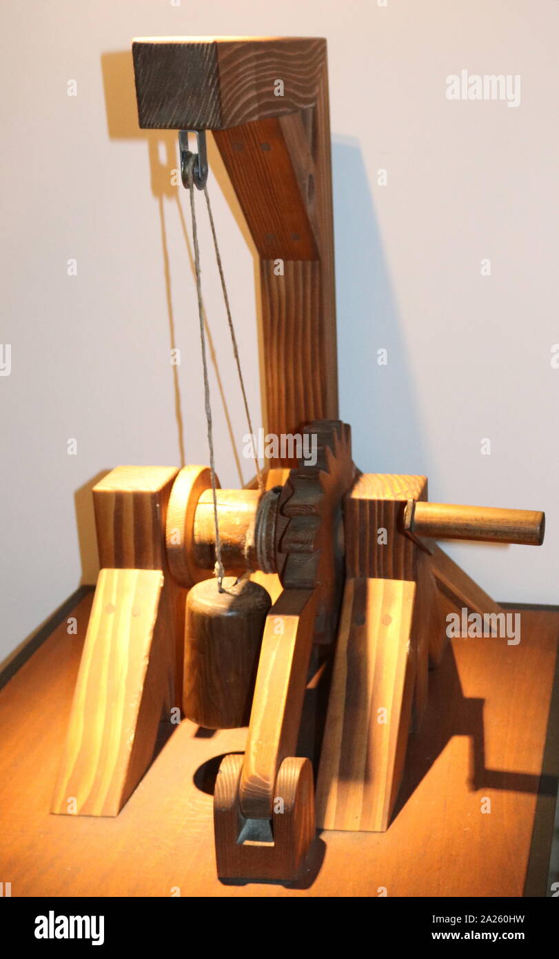 Wiederaufbau eines selbst-blockierenden Mechanismus, nach einer Zeichnung von Leonardo Da Vinci, Madrid Codex ICH, Folio 12r. In seinem Streben nach der Suche nach neuen Lösungen für konkrete Probleme, wie z. B. jene, die durch das Heben schwerer Gegenstände auf Baustellen, Leonardo entworfen, um diese einzigartige Self-blockierenden Mechanismus, die dann im großen Maßstab verwendet wurde, um sicherzustellen, dass die Aufhebung schrittweise und gefahrlos durchgeführt werden können. Durch den Einbau der Riemenscheibe mit einem Zahnrad, könnte es sich leicht mit einer Stange, die dann von rückwärts drehen verhindern blockiert werden. Leonardo da Vinci (1452-1519), italienischer Künstler und Universalgelehrten Stockfoto