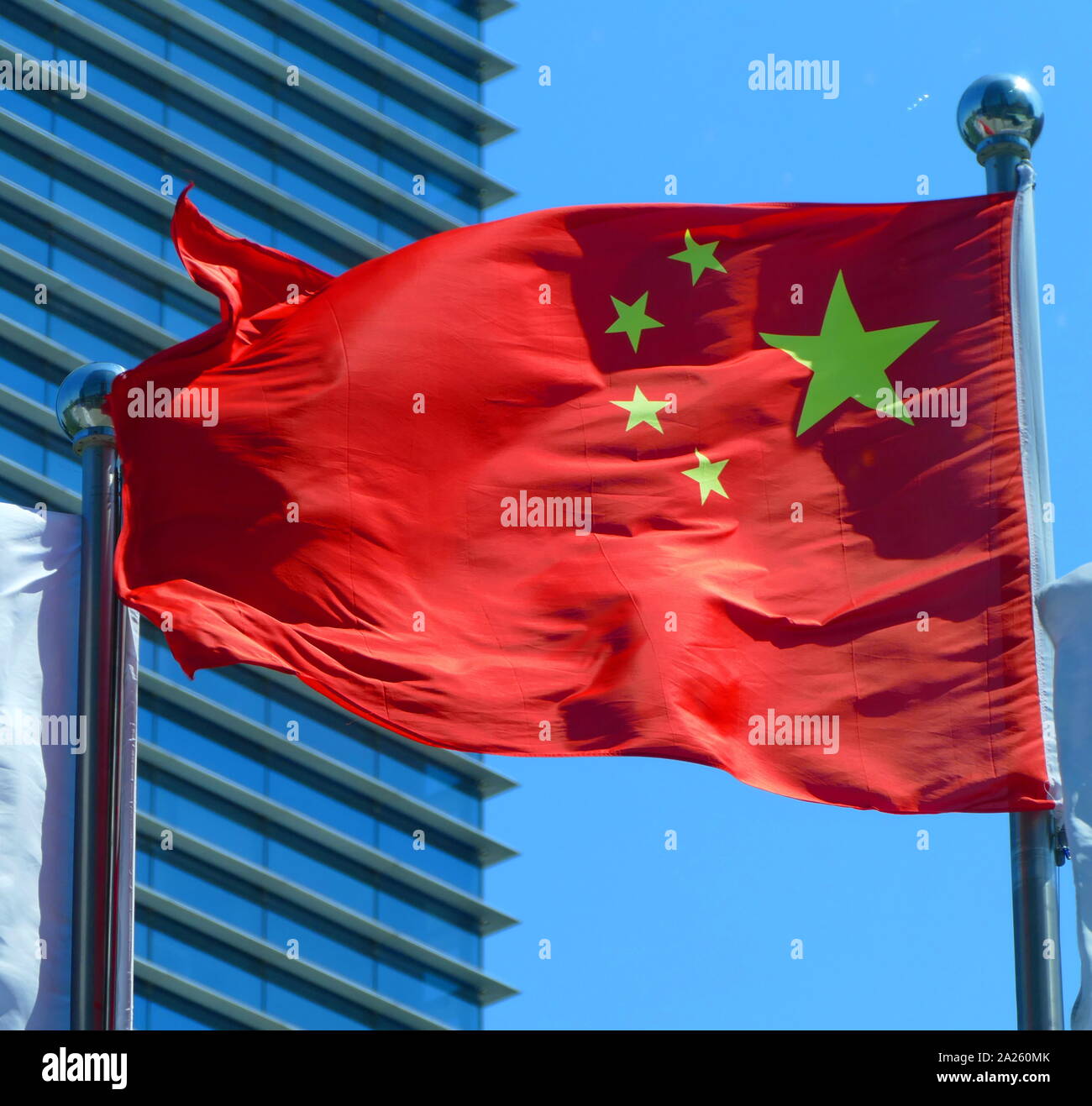 Die Flagge von China, verfügt über einen großen Star, mit vier kleineren Sterne. Das Rot steht für die kommunistische Revolution; die fünf Sterne und ihre Beziehung darstellen. die Einheit des Chinesischen Volkes unter der Führung der Kommunistischen Partei Chinas (CPC). Die erste Fahne wurde von der Volksbefreiungsarmee (PLA) auf einer Stange mit Blick auf Pekings Platz des Himmlischen Friedens am 1. Oktober 1949 gehisst, in einer Zeremonie die Bekanntgabe der Gründung der Volksrepublik China. Stockfoto