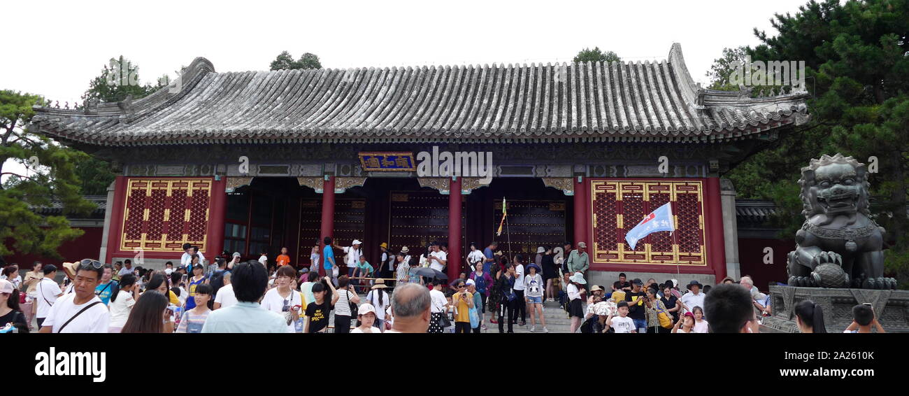 Guozijian (Imperial College), auf guozijian Straße in Peking, China, war Chinas nationale Universität während der Yuan, Ming und Qing Dynastien und die letzten Guozijian China. Die meisten der Gebäude der Beijing Guozijian wurden während der Ming Dynastie gebaut und es bleibt ein wichtiges Weltkulturerbe in China. Die guozijian wurde 1905 geschlossen. Die guozijian wurde zum ersten Mal im Jahre 1306 Im 24. Jahr der Zhiyuan Herrschaft der Yuan Dynastie errichtet und wurde rekonstruiert und auf einer großen Skala während Yongle und Zhengtong herrscht der Ming Dynastie renoviert Stockfoto