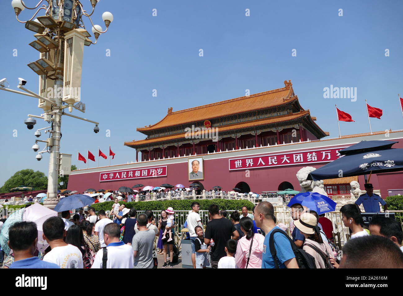 Der Platz des Himmlischen Friedens oder Tor des Himmlischen Friedens, ist ein monumentales Tor im Zentrum von Peking, die weithin als nationales Symbol von China verwendet. Erste während der Ming Dynastie im Jahre 1420 erbaut, Platz des Himmlischen Friedens war der Eingang in die Kaiserstadt, in dem die Verbotene Stadt entfernt wurde. Stockfoto