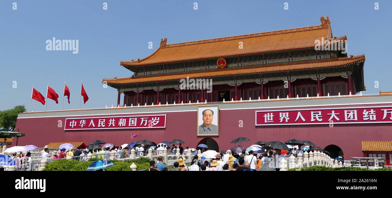 Der Platz des Himmlischen Friedens oder Tor des Himmlischen Friedens, ist ein monumentales Tor im Zentrum von Peking, die weithin als nationales Symbol von China verwendet. Erste während der Ming Dynastie im Jahre 1420 erbaut, Platz des Himmlischen Friedens war der Eingang in die Kaiserstadt, in dem die Verbotene Stadt entfernt wurde. Stockfoto