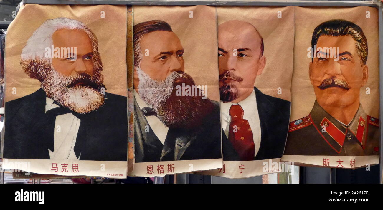 Porträts von Karl Marx, Friedrich Engels, Wladimir Lenin und Joseph Stalin in einem chinesischen Markt. Stockfoto
