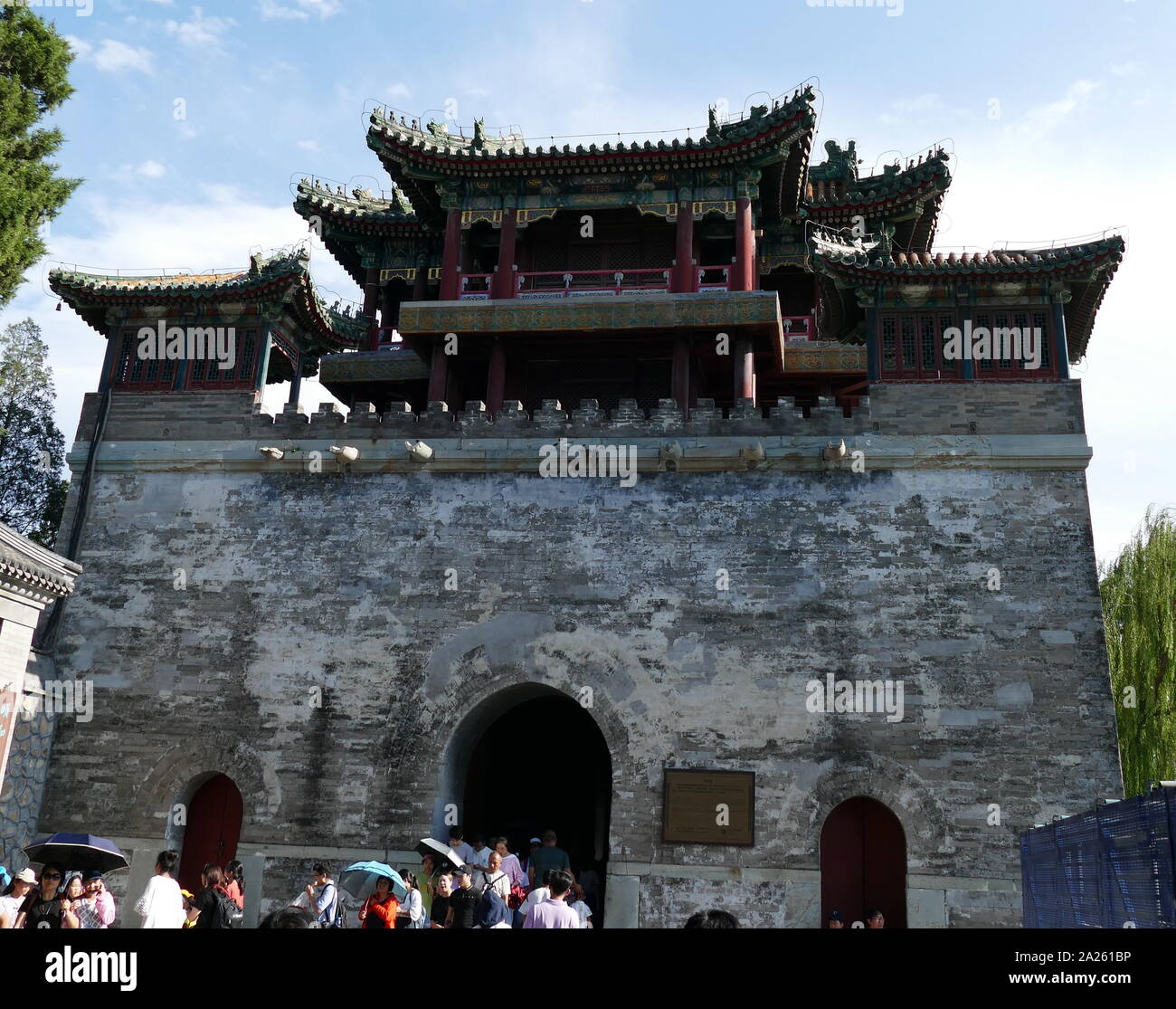 Wenchang Ge (Wenchang Turm), der größten der sechs Tor Festungen im Sommer Garten, Peking, China. Die Wenchang Turm wurde im Jahre 1750 erbaut und umgebaut von Kaiser Guangxu nach dem englisch-französischen Alliierten Es brannte im Jahre 1860. Stockfoto