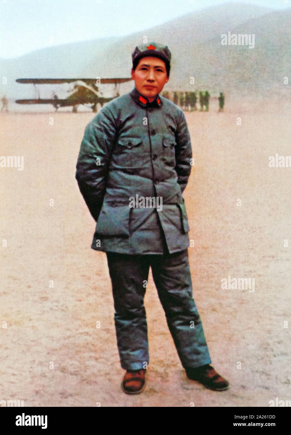 Mao Zedong, bevor ein feindliches Flugzeug, in der Schlacht von Zhangzhou 1934 beschlagnahmt. Mao Zedong (1893 - 9. September 1976), war ein chinesischer kommunistischer Revolutionär, den Gründervater wurde von der Volksrepublik China (nachstehend "VR China" genannt), die er als Vorsitzender der Kommunistischen Partei Chinas von der Gründung 1949 bis zu seinem Tod regiert Stockfoto