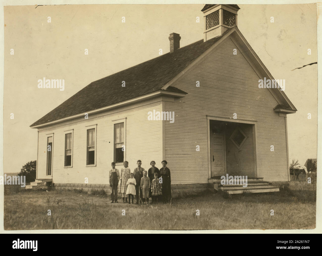 Pionier Schule Nr. 13 (6 Meilen nordwestlich von Shawnee) geöffnet Oktober 2nd--7 Monate Laufzeit. Miss Lela Ginsinger, Principal (hier 2 Jahre). Foto zeigt nur 6 Kinder und 2 Lehrer in der dritten Woche der Schule. Erwarten 24 Schüler. Alle Abwesenheiten aufgrund von Baumwolle. Ein paar der größeren wird im Frühjahr für Baumwolle. Lewis W. Hine. Siehe W.H. Swift-Bericht. Stockfoto