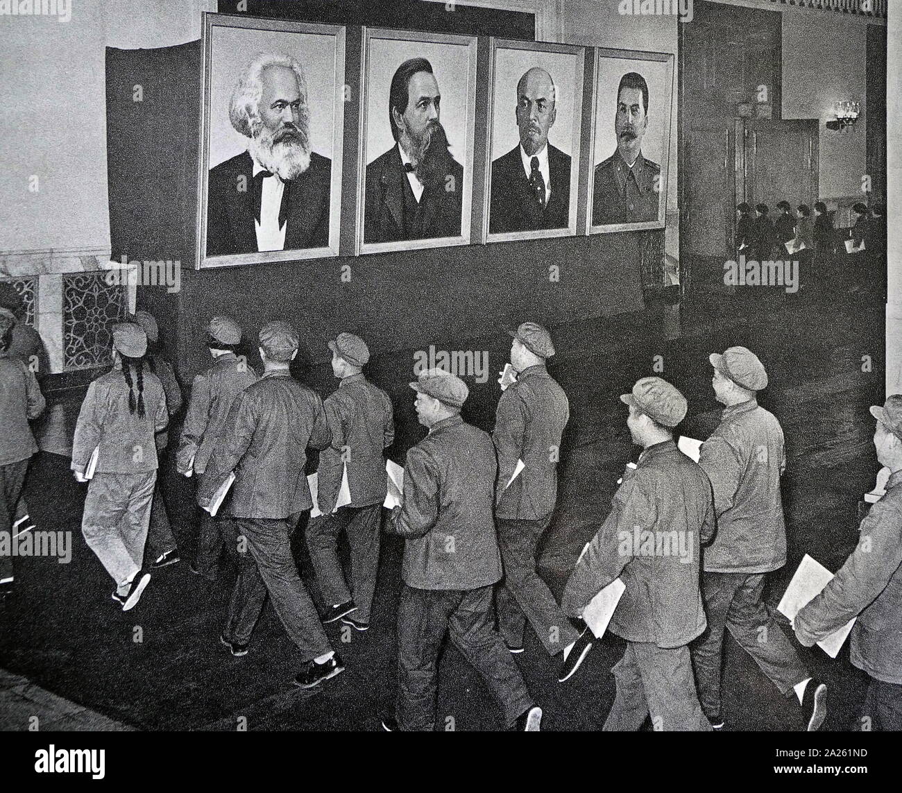 Porträts von Karl Marx, Friedrich Engels, Wladimir Lenin und Joseph Stalin die Delegierten begrüßen zu einer kommunistischen Partei treffen in China 1966 Stockfoto