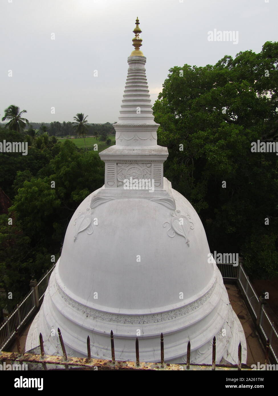 Die ruwanwelisaya, Stupa in Sri Lanka, ist eine halbkugelförmige Struktur mit Reliquien. als Heilig zu viele Buddhisten auf der ganzen Welt. Es wurde von König Dutugemunu c. gebaut 140 v. Chr., der König wurde von Sri Lanka nach einem Krieg, in dem die Chola König Elara (Ellalan) besiegt wurde. Es ist auch als "ahathupa" bekannt, der warnamali Chaitya", "uvarnamali Mahaceti" (Pali) und 'Rathnamali Dagaba'. Stockfoto