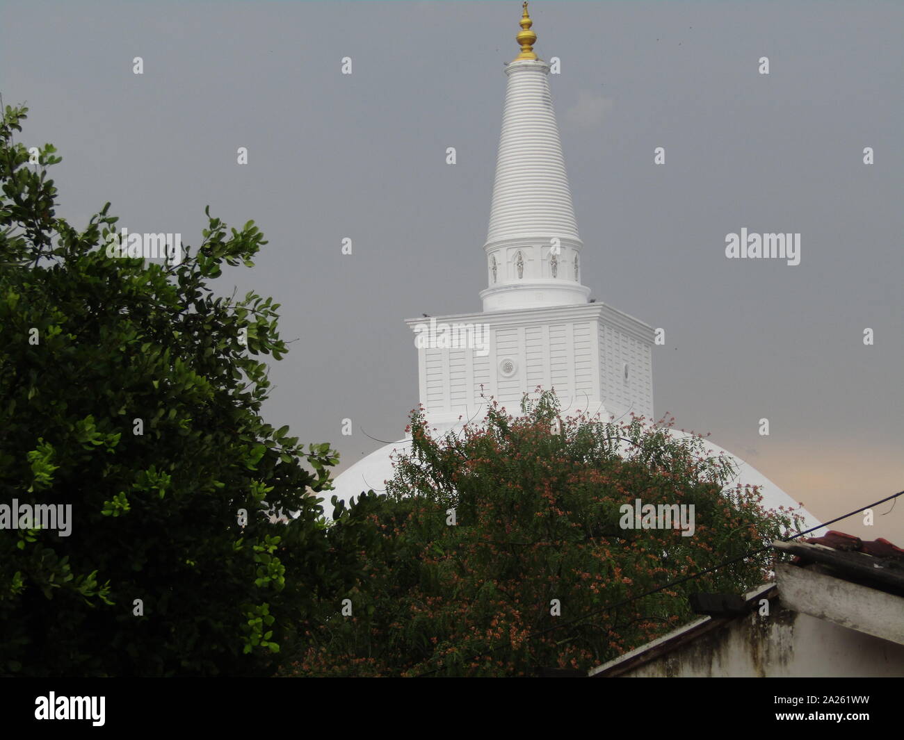 Die ruwanwelisaya, Stupa in Sri Lanka, ist eine halbkugelförmige Struktur mit Reliquien. als Heilig zu viele Buddhisten auf der ganzen Welt. Es wurde von König Dutugemunu c. gebaut 140 v. Chr., der König wurde von Sri Lanka nach einem Krieg, in dem die Chola König Elara (Ellalan) besiegt wurde. Es ist auch als "ahathupa" bekannt, der warnamali Chaitya", "uvarnamali Mahaceti" (Pali) und 'Rathnamali Dagaba'. Stockfoto