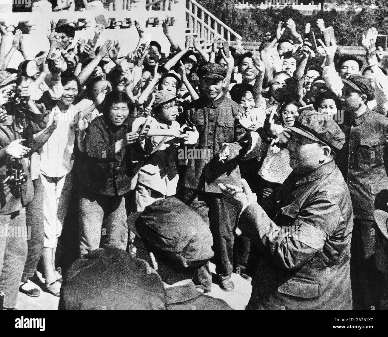 Vorsitzender Mao mit roter Schutz während der Kulturrevolution. 1966. Mao Zedong (1893 - 9. September 1976), war ein chinesischer kommunistischer Revolutionär, den Gründervater wurde von der Volksrepublik China (nachstehend "VR China" genannt), die er als Vorsitzender der Kommunistischen Partei Chinas von der Gründung 1949 bis zu seinem Tod regiert Stockfoto