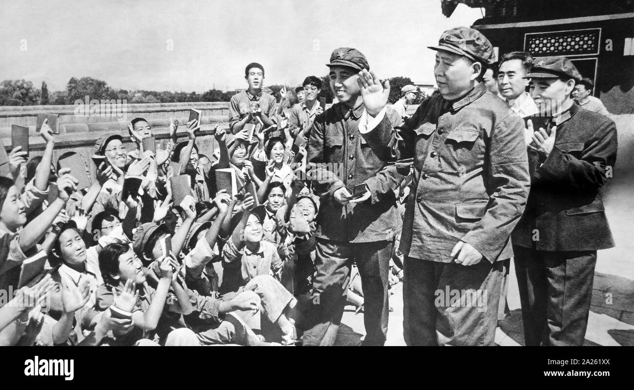 Lin Biao mit Mao Zedong, 1966. Lin Biao (1907 - 1971). Lin wurde bei der Schaffung der Grundlagen für Maos Personenkult instrumental, und war in der Kulturrevolution durch genannt werden Maos Nachfolger bestimmt belohnt. Lin starb am 13. September 1971. Stockfoto