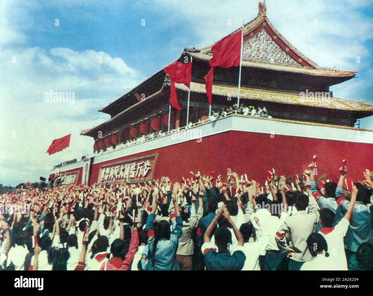 Die Roten Garden auf dem Platz des Himmlischen Friedens in Peking, die Kopien der "Gedanken des Vorsitzenden Mao", während der Kulturrevolution. China 1967 Stockfoto