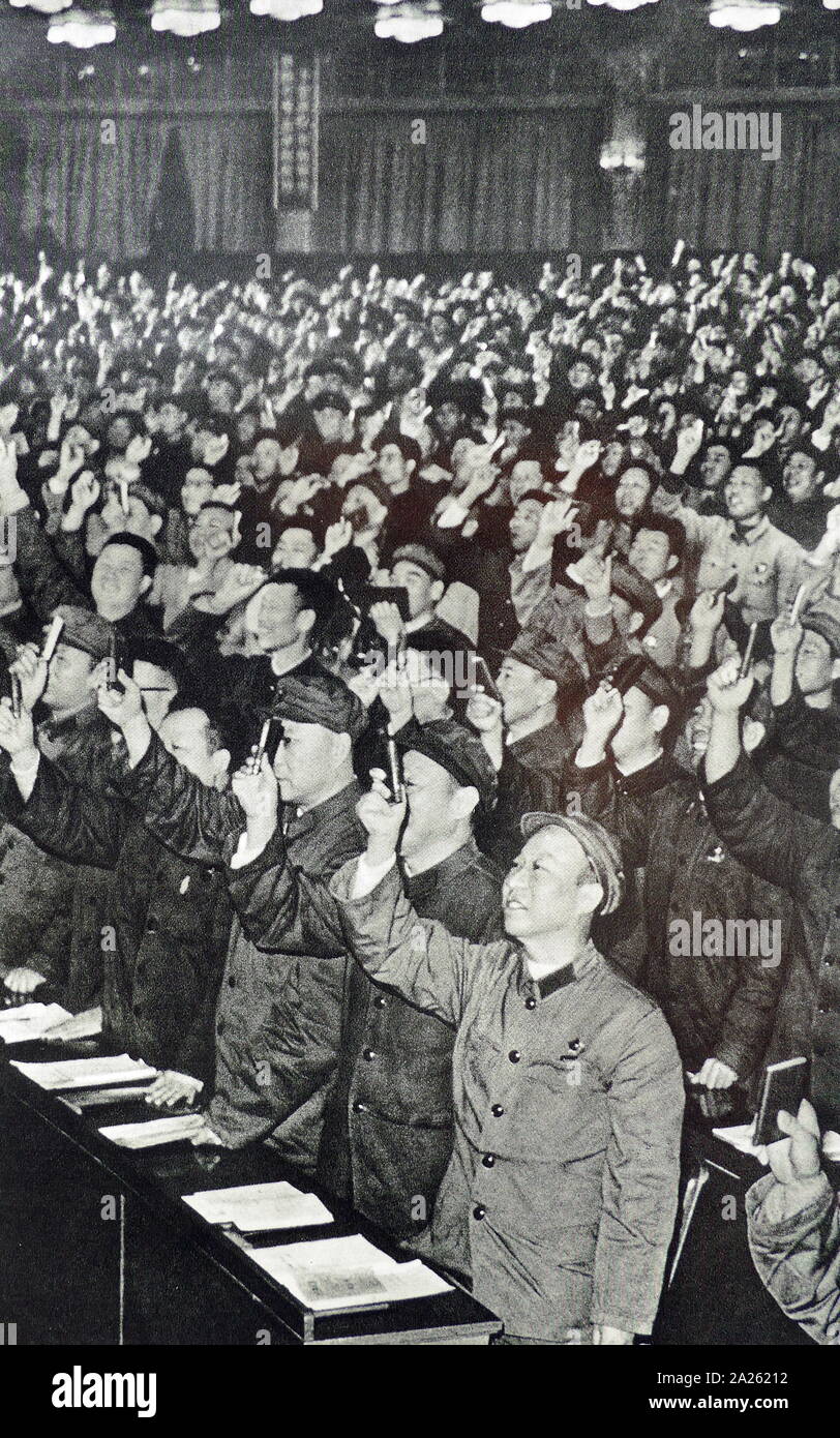 Die Delegierten des Chinesischen Volkskongresses, halten Sie Kopien der "Little Red Book". 1967 Stockfoto
