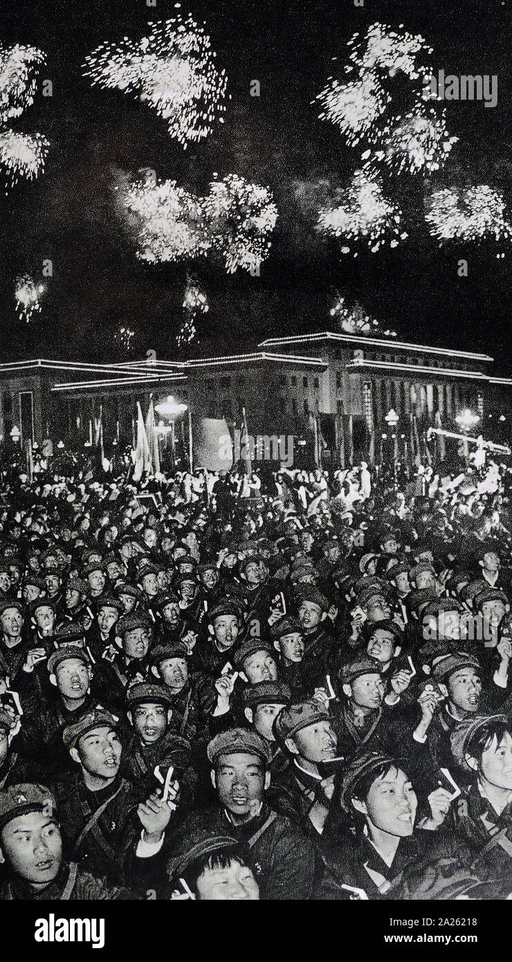 Die Roten Garden auf dem Platz des Himmlischen Friedens in Peking, die Kopien der "Gedanken des Vorsitzenden Mao", während der Kulturrevolution. China 1967 Stockfoto