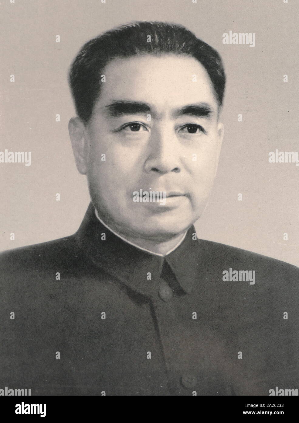 Zhou Enlai (1898-1976), Premier der Volksrepublik China. Zhou war Chinas Regierungschef, von Oktober 1949 bis zu seinem Tod im Januar 1976. Zhou diente unter Mao Zedong und wurde in der Aufstieg der Kommunistischen Partei an die Macht instrumental, und später in die Konsolidierung ihrer Kontrolle, die Außenpolitik, und die Entwicklung der chinesischen Wirtschaft. Stockfoto