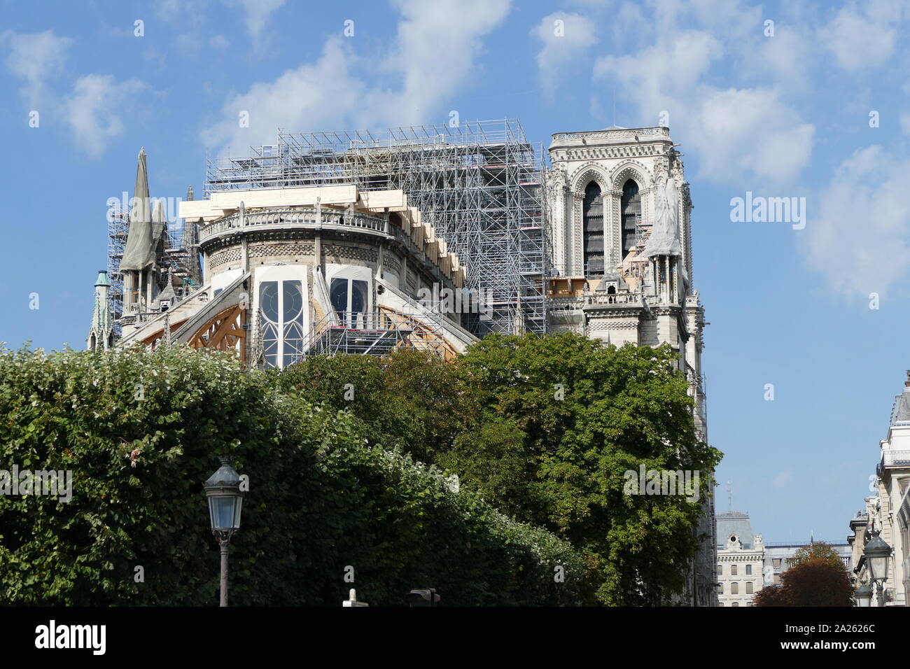 Notre-Dame de Paris einer Renovierung und Restaurierung im September 2019. Das Dach von Notre-Dame fing Feuer am Abend des 15. April 2019. Brennen für rund 15 Stunden, die Kathedrale anhaltende schwere Schäden. Am 16. Juli 2019, das Französische Parlament ein Gesetz verabschiedet, dass es wieder genau so, wie er vor dem Feuer erschienen sein. Stockfoto